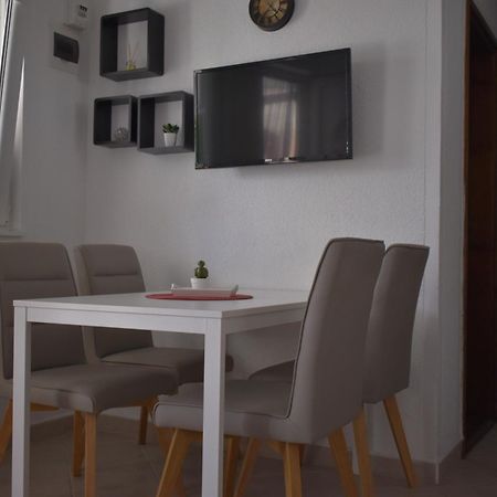 Apartmani Cvangic Vir Eksteriør bilde